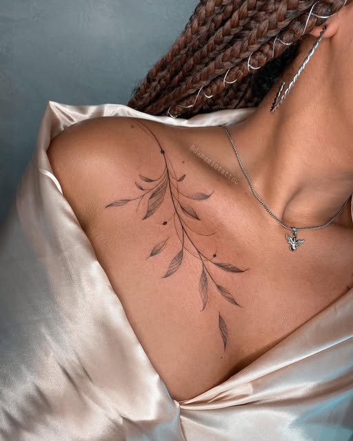 Ramo botânico em traço fino tatuado na clavícula