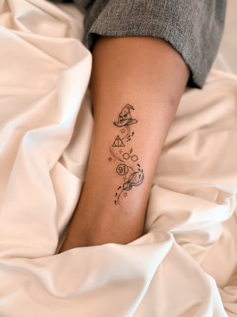 Sequência de símbolos delicados de uma saga tatuados no tornozelo